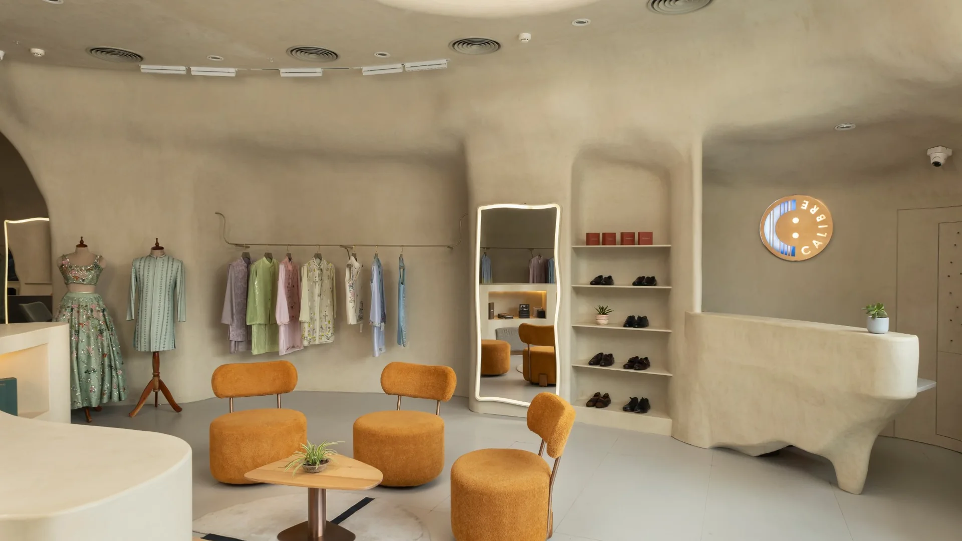 Calibre, fitting mirrors and display