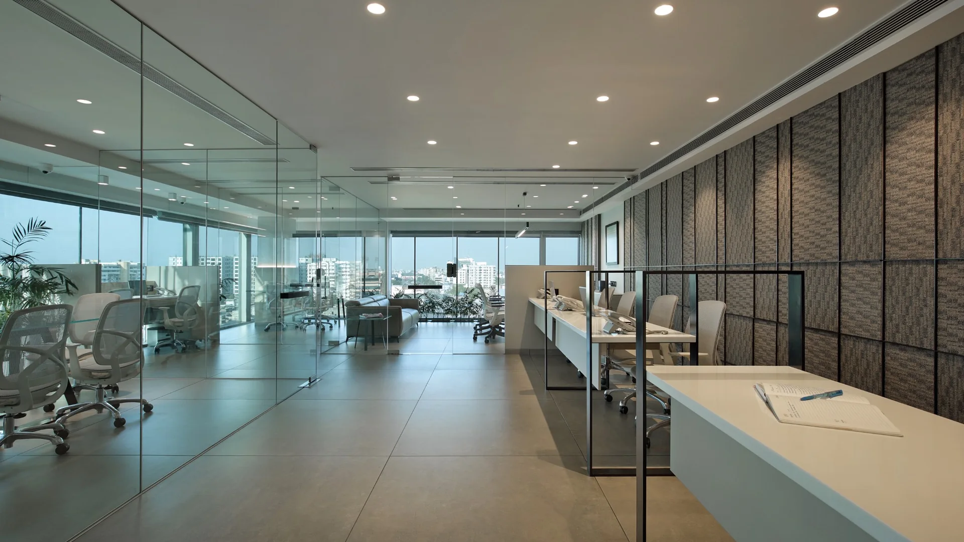 ICON, open workstations along the glazed facade
