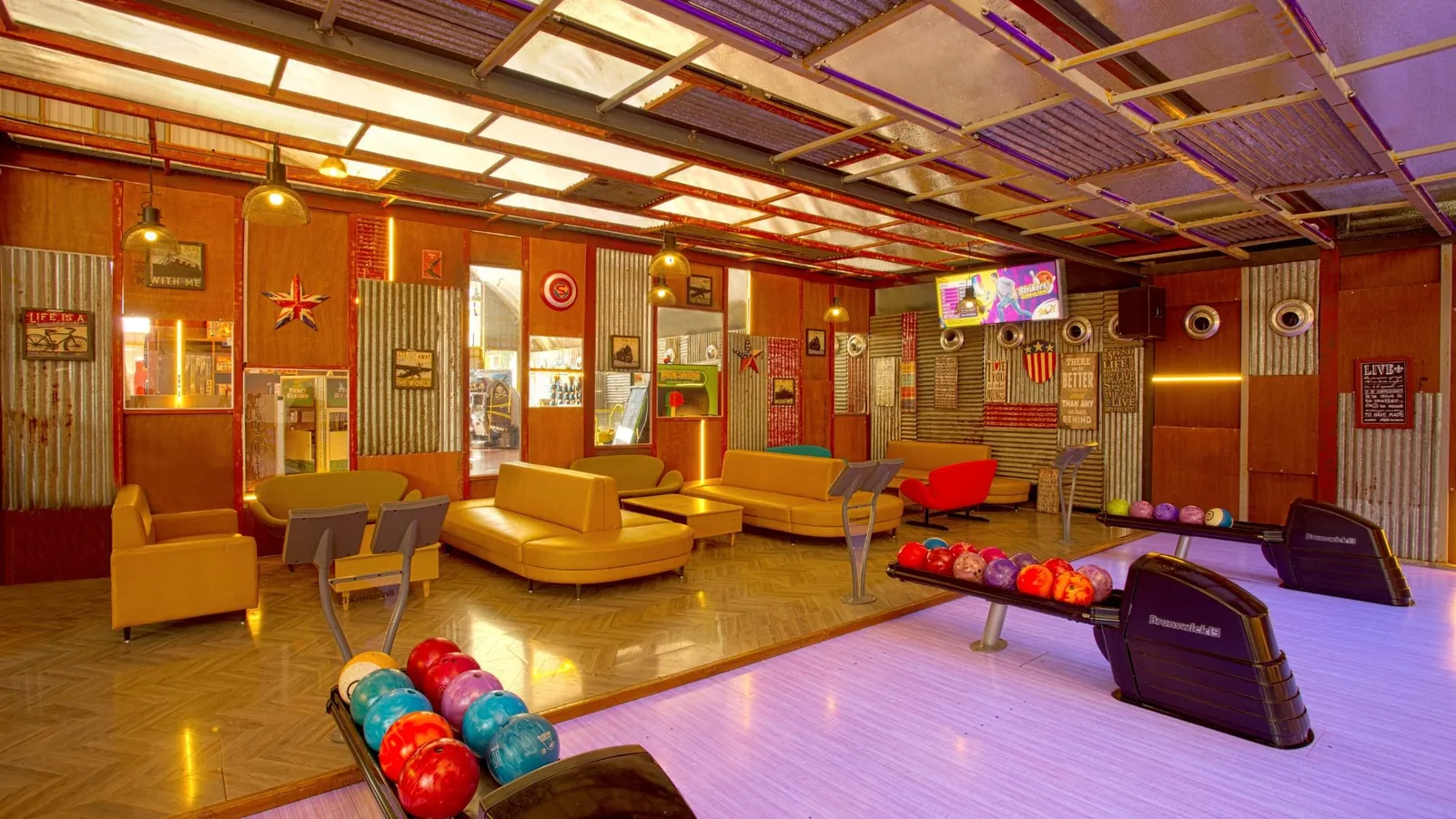 SHOTT Surat bowling lounge